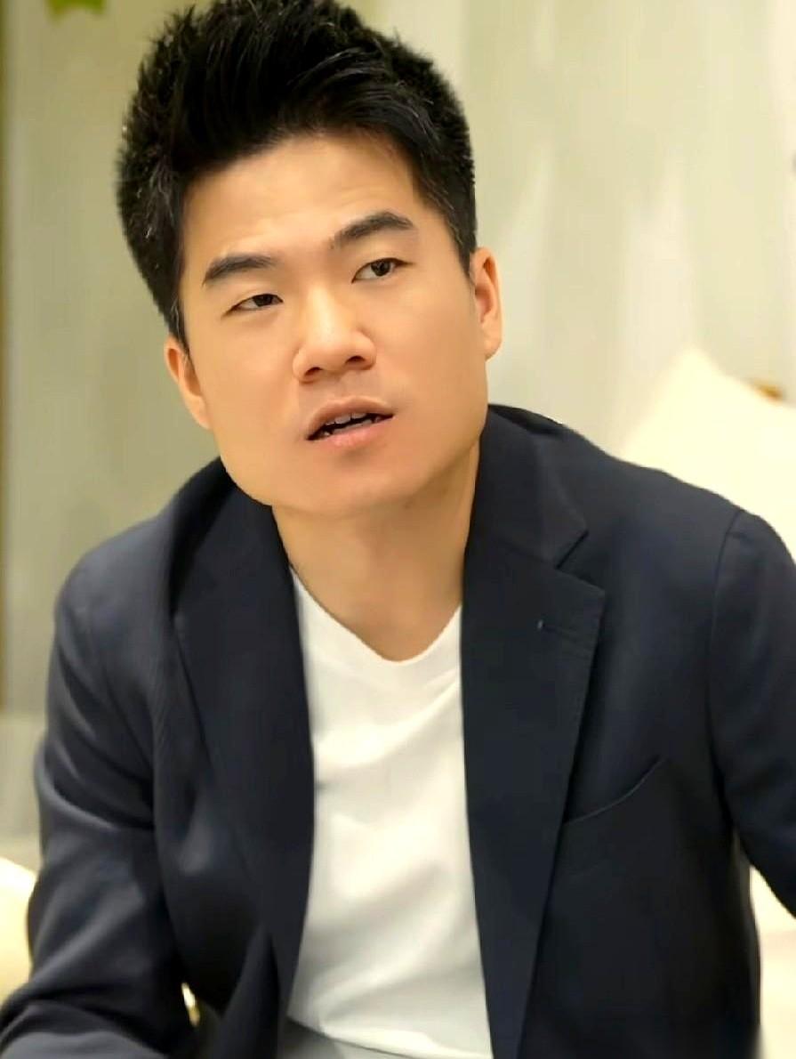 董宇辉的直播间，真有点东西。昨天卖的是家电，电风扇、智能锁，一堆冷冰冰的参数，