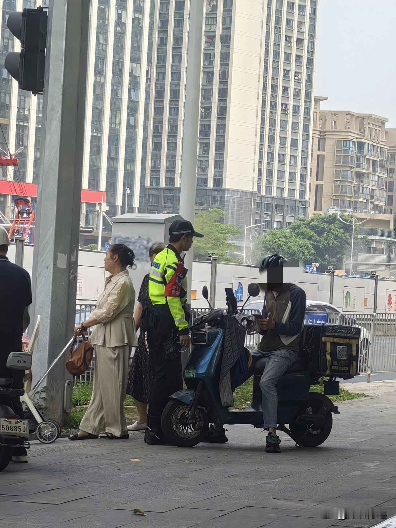 深圳抓电动车进行时！不戴头盔的，抓；后面带大人的，抓；遮挡号牌的，抓；没有牌照的