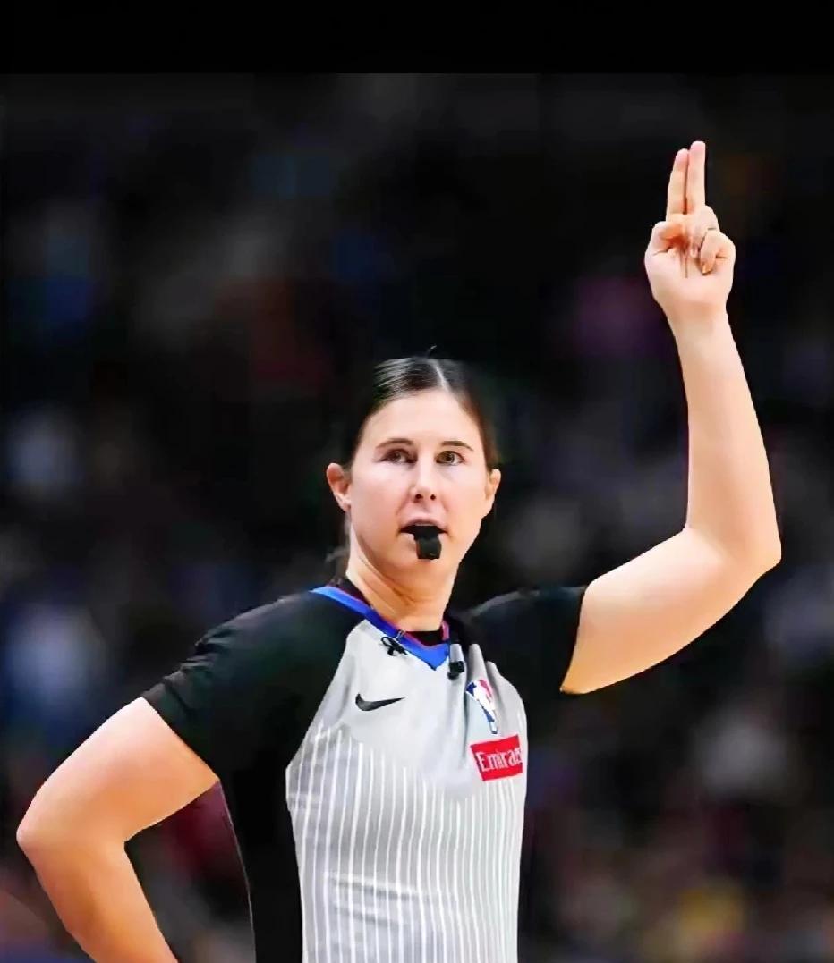 那个公开批评过他的女裁判，又站上了火箭队的罚球线。旧闻被翻出来了。两年前，她