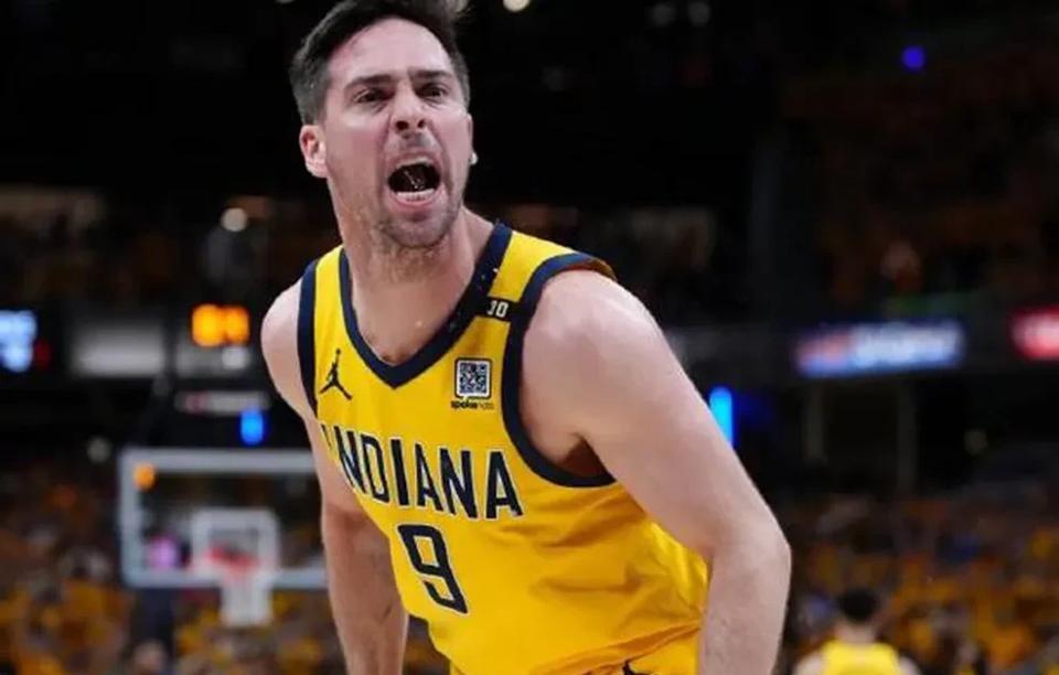 这两个人很可疑。一个是迈克尔康奈尔。一个是卡鲁索。今天NBA总决赛第6场，一句话