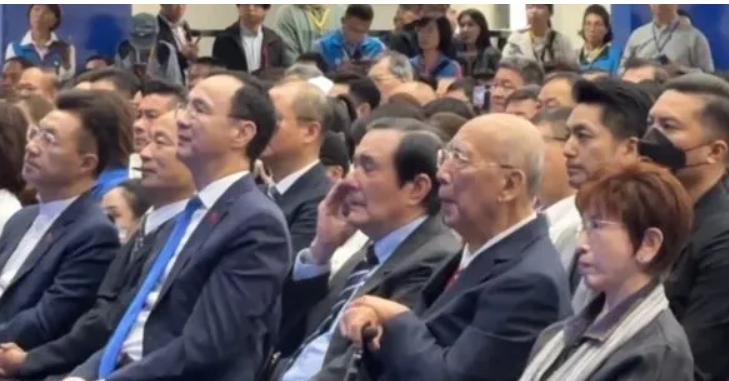 郑丽文喊“让国民党从羊群变狮群”马英九台下频拭泪国民党新旧任主席1日进行交