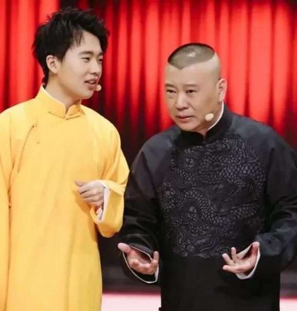 什么叫顶级富二代的烦恼。你看看郭麒麟就知道了。他父亲郭德纲接受王伟忠采访时透