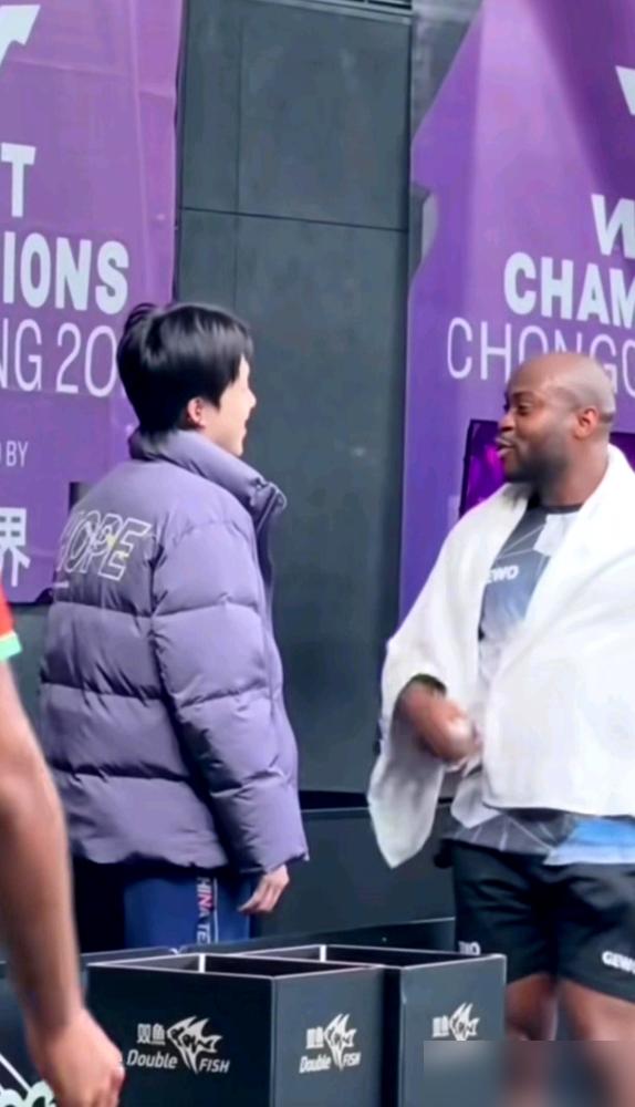 你敢想象吗？身高体壮的非洲一哥阿鲁纳，在训练馆看到孙颖莎走过来，竟然二话不说就乖