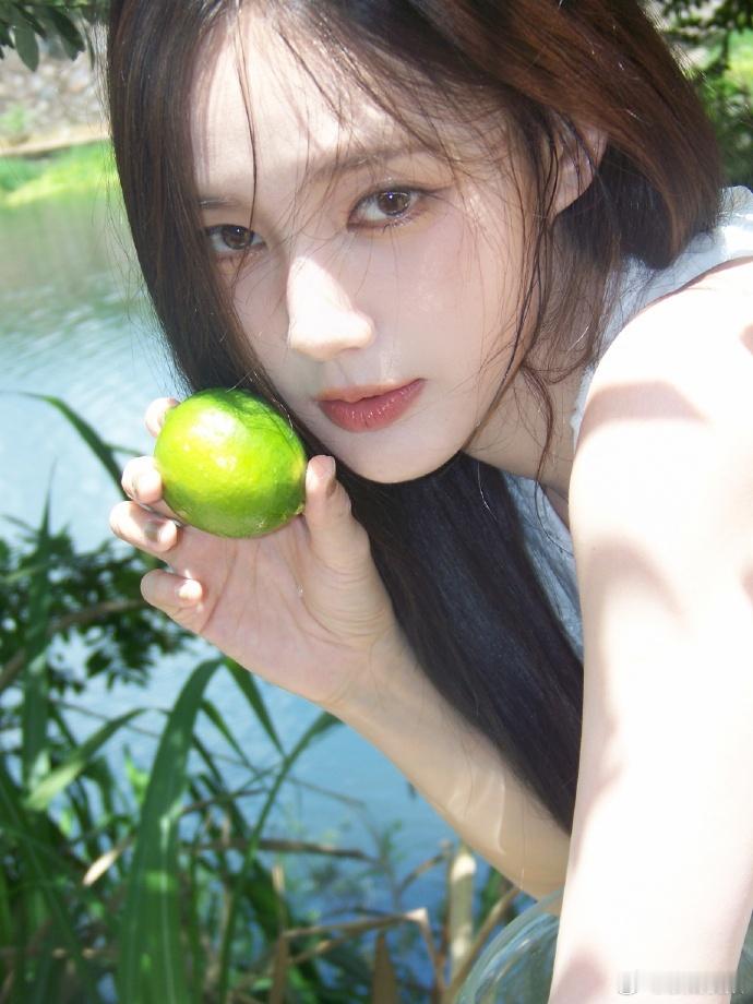 李一桐顶光的神李一桐在顶光下拍写真太绝了，一会儿俏皮一会儿搞怪，全程颜值在线