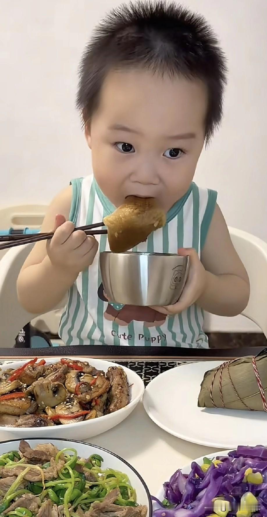 我要是米乐，都得吃撑吐了。两岁的孩子一顿三个大粽子，这娴熟的动作，比我6岁