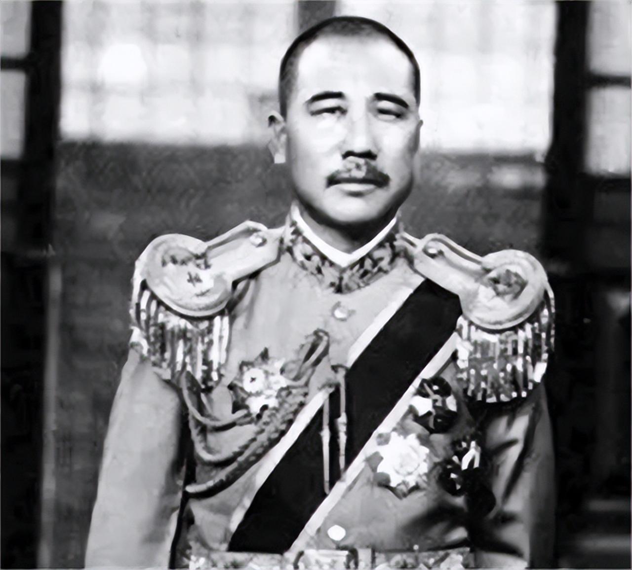 1921年，张宗昌投奔张作霖，却苦于无钱送礼。他灵机一动，拎着两箩筐土，