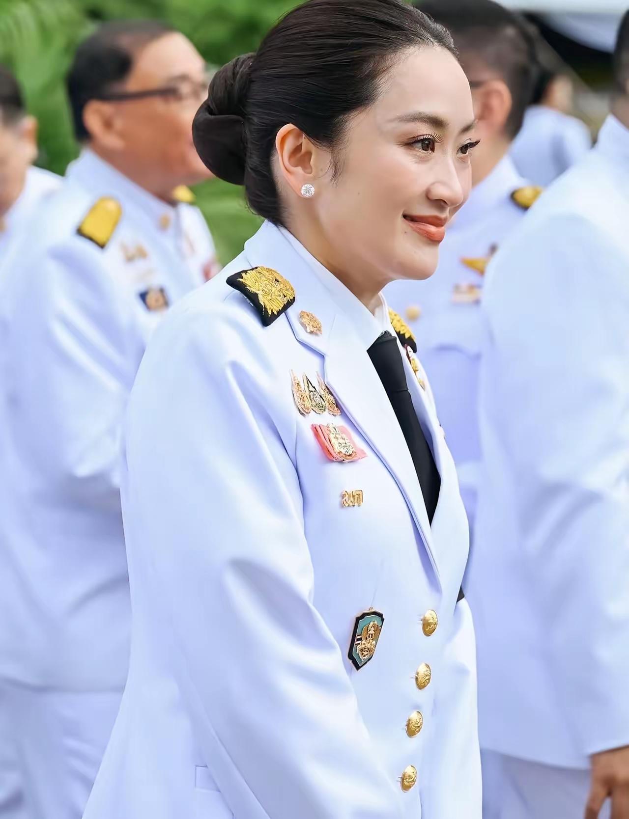 泰国前总理佩通坦和为泰党一起为泰王生日献上花篮祝福。佩通坦不愧是泰国最美女总理