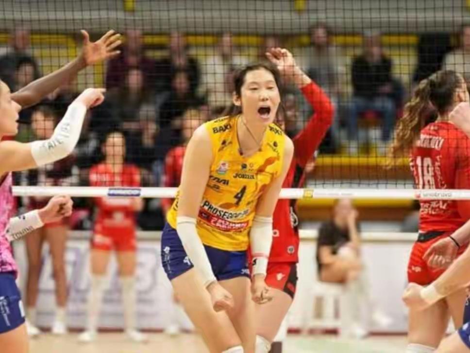 喜讯传来，排球界为之振奋！32岁的中国女排名将朱婷，正式续约意大利女排豪门科内利