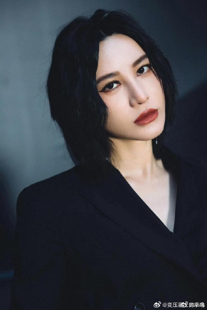销冠直播就尚雯婕这样伦敦合伙人一场高级感满满的直播，尚雯婕不慌不忙应对现场，清晰