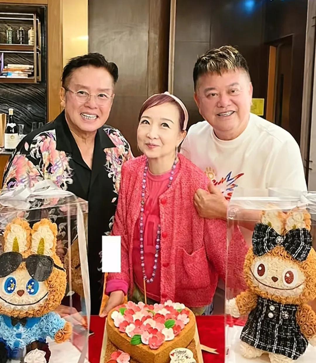 陈百祥和老婆黄杏秀结婚46周年，夫妻俩在家里办派对庆祝，邀请了一帮娱乐圈朋友到场