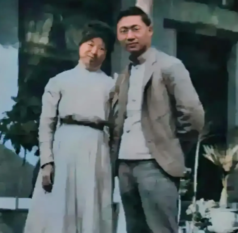 这是1910年，孔祥熙和第一任妻子，罕见的留影，照片中的他穿着西装，看起来非常年