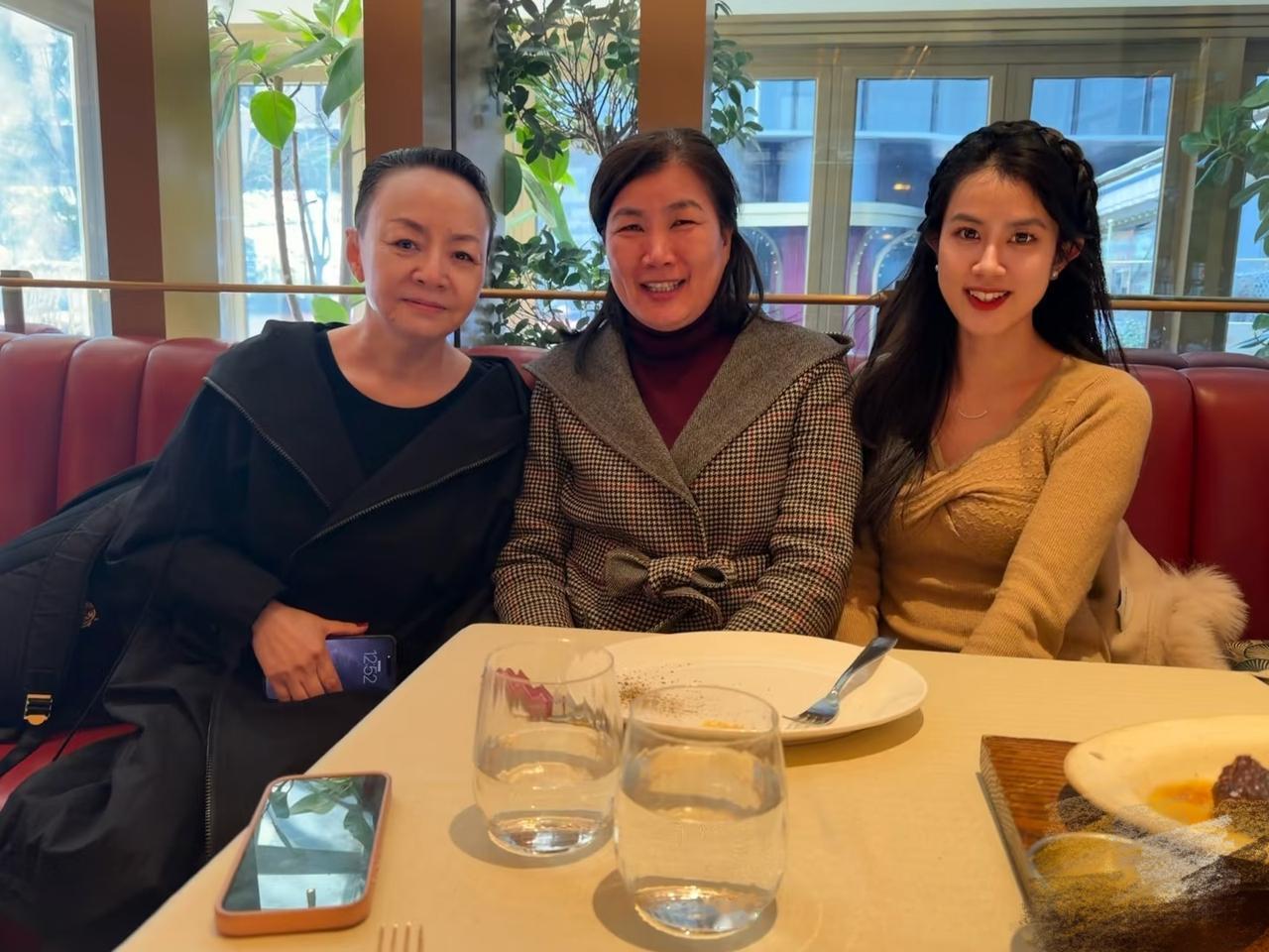 宋丹丹不关心春晚，北京吃法国大餐，一份牛排600元！2月18日，大年初二，有