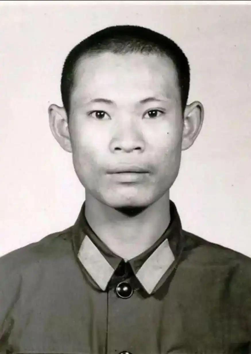 1982年，边防某部的营区里出了个"怪人"杨国跃。连长看他底子好，拍板让他当班长