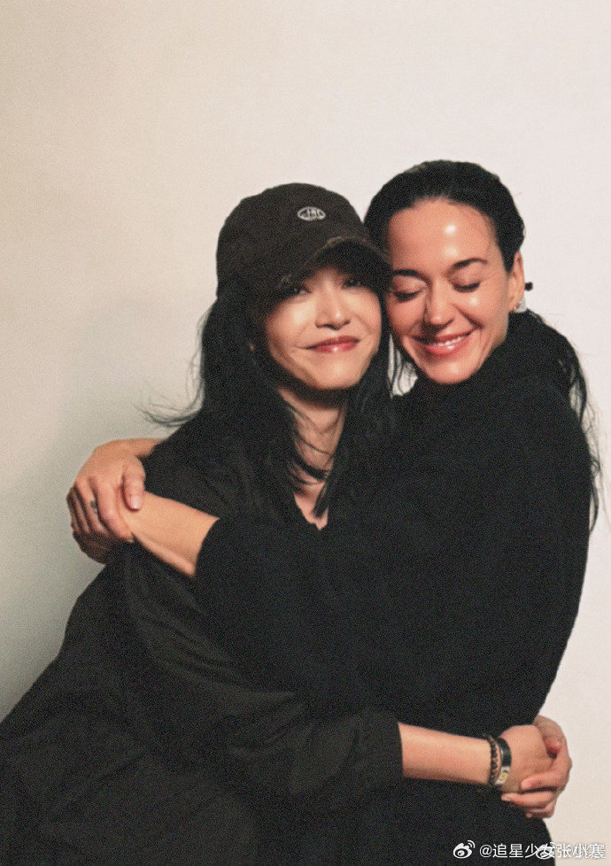 姚晨水果姐东西方骨相美的碰撞姚晨和水果姐这波贴贴我看愣了，一个东方大气骨相，一个