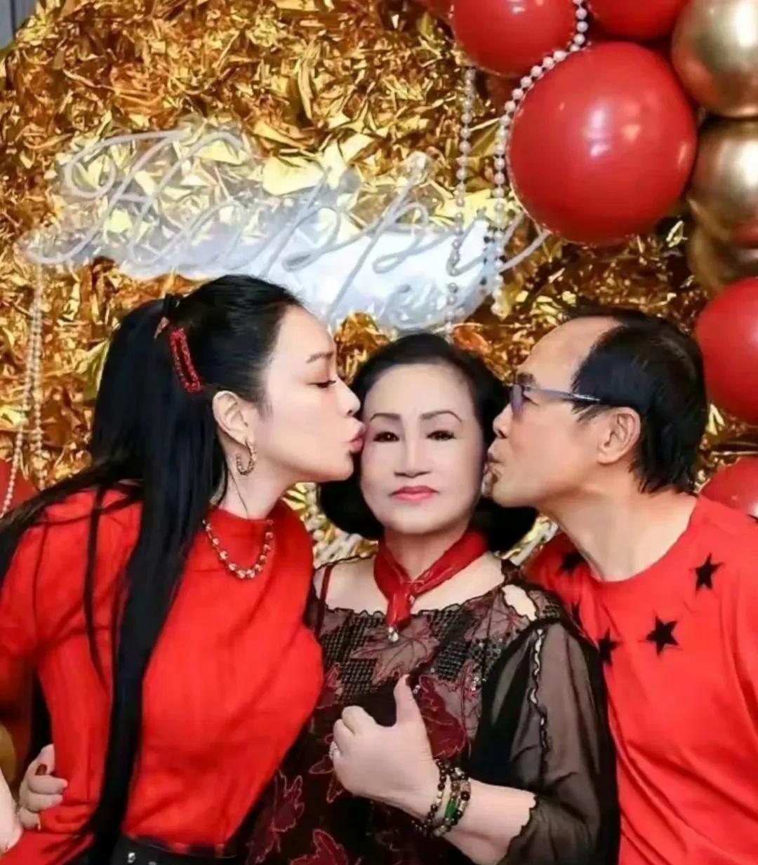 刷到钟丽缇给妈妈庆生的视频，第一眼还以为是姐妹合照！仔细一看才发现阿姨都78岁了