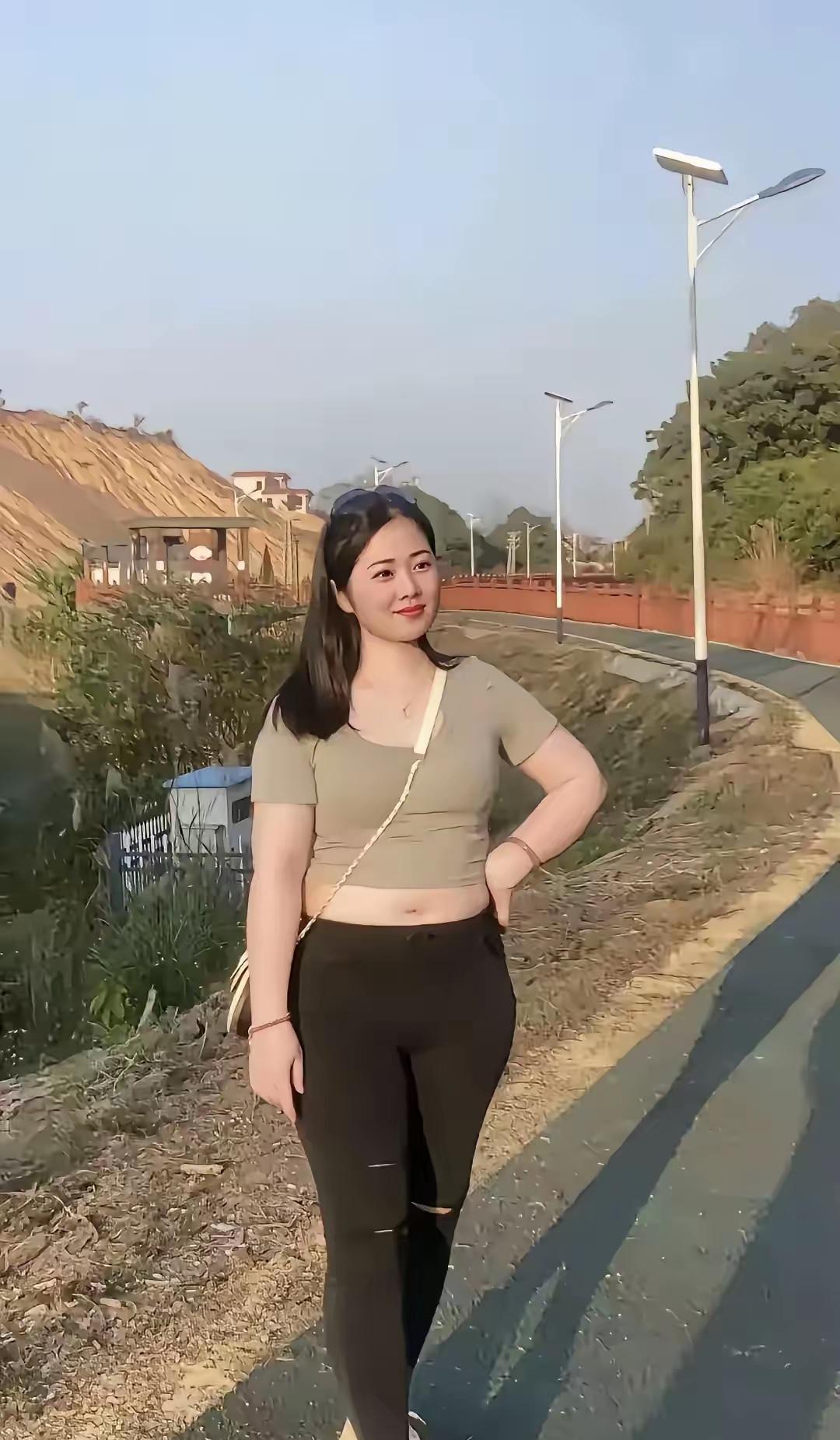 风景线寻常野径少繁华，却遇佳人立晚纱。腰若春枝轻袅袅，肤如晨露净些些。三分