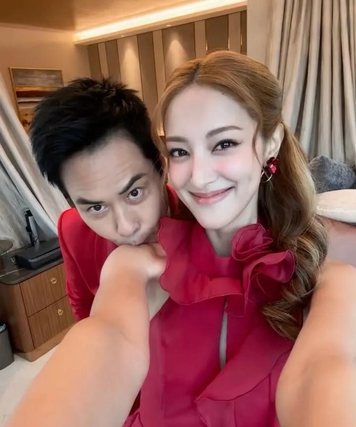 郑嘉颖比郭富城还幸福，因为他老婆有很爱老公的感觉，郭的老婆眼神看不出很爱郭[