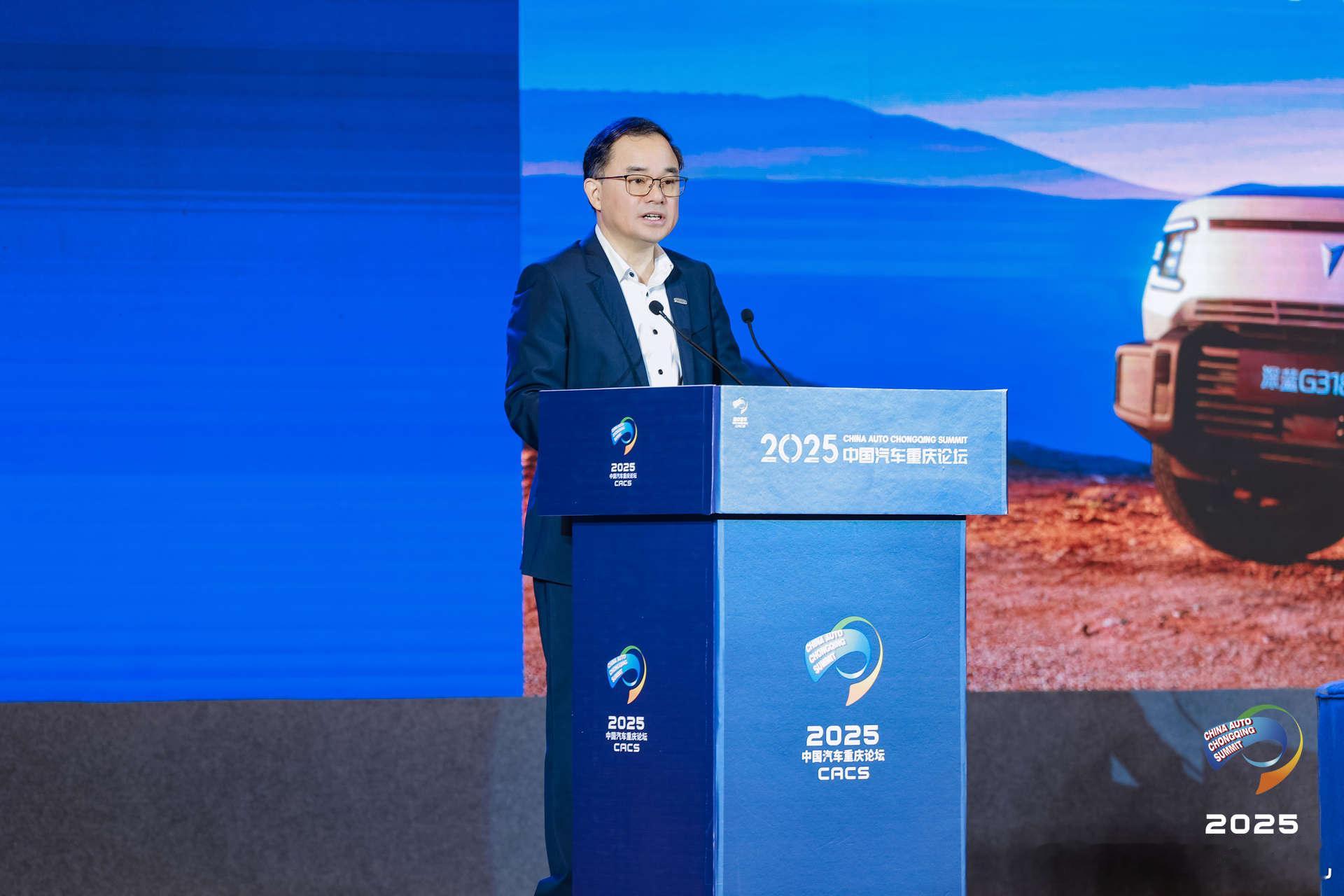 2025重庆汽车论坛开幕，长安汽车董事长朱华荣在演讲中提到，中国汽车市场存在许多