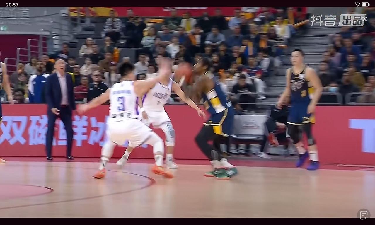 萨姆纳居然19中15，送对方2违体，天津队19失误暴露一切胡明轩最后一节拿下
