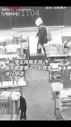 近日山东临沂，一位高三班主任打开监控，意外发现…一名女生，每天最早到教室