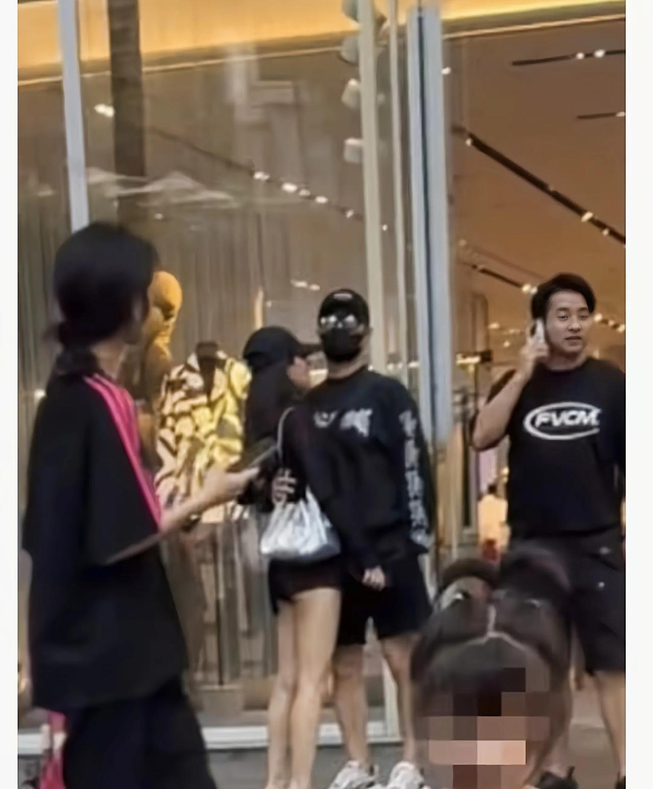 看来汪峰对森林北是“生理性”喜欢，在大街上，汪峰竟然情不自禁的搂着森林北，虽然汪