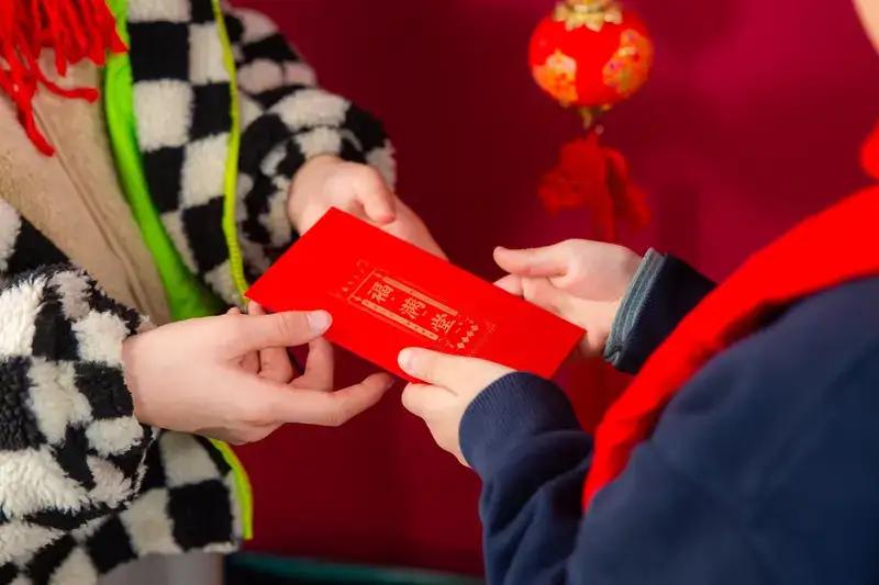 春节期间最容易引发矛盾的话题莫过于：孩子的压岁钱究竟归谁？是家长统一管理，还是孩