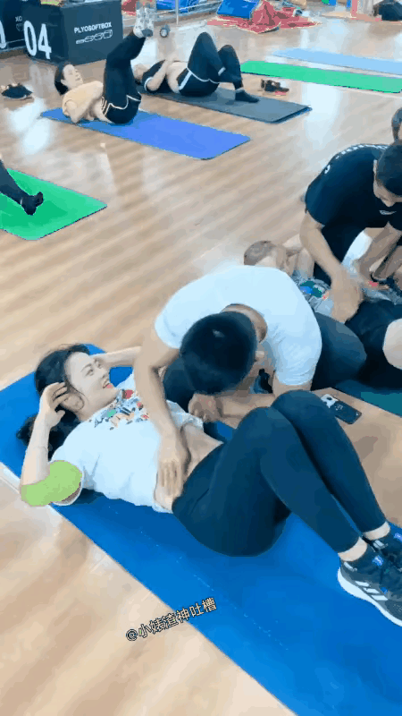 女生都喜欢做瑜伽的原因终于找到了，男生都想做健身教练的原因也找到了！看官们，这就