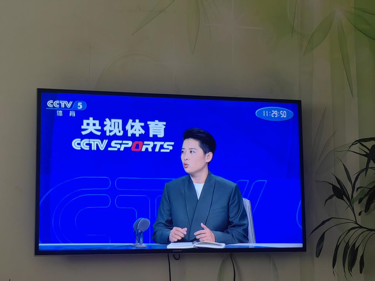 这个解说嘉宾是谁？到底是男的还是女的？你的头发，还有的穿戴你总得给观众能判断你的