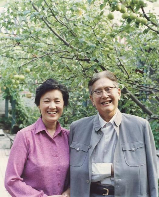 2008年章含之病逝，女儿打算让她与乔冠华合葬，护士带来遗言：只带一缕头发，归