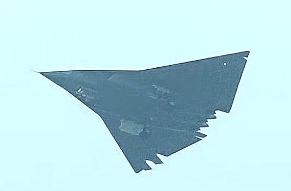 第二架歼-36原型机完成了首飞第二架原型机的外型有了一些变化,侧进气道进行了重新