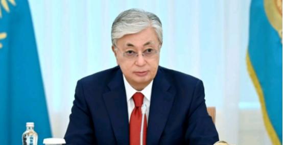 这下俄罗斯也彻底傻眼了！在此前，访日结束之后的，哈萨克斯坦总统来到了俄罗斯，与普