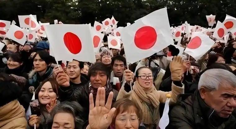 我有个在日本的朋友回国了，我问他：“现在局势紧张，日本人怕打仗吗？”他抹了把嘴