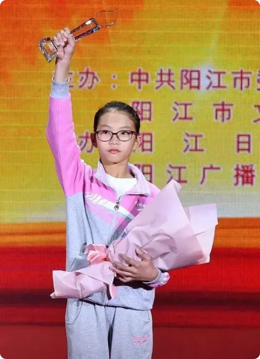 2009年，广东一男子在医院陪护流产的妻子，谁知在病房外抽烟时，竟意外发现一名女