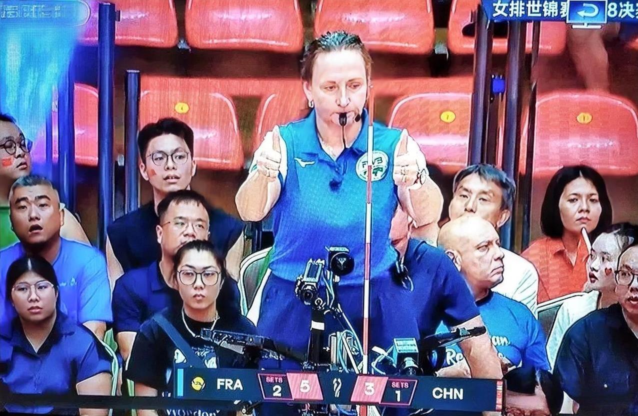 这个裁判很搞笑，技术台的工作人员更搞笑。第四局比赛正常的进行，又正是中国女排追分