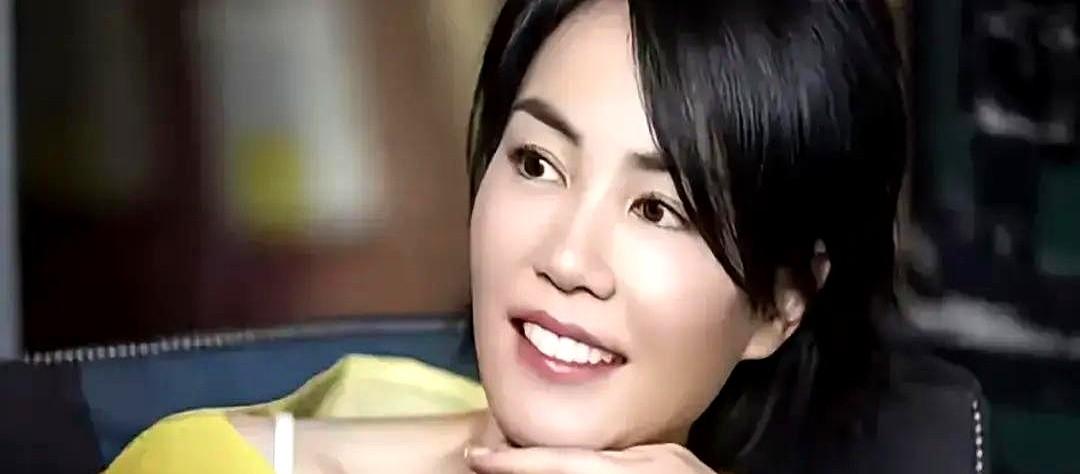 别光盯着八卦了，王菲谢霆锋这哪是爱情，简直是教科书级的商业联盟。他俩这组合，