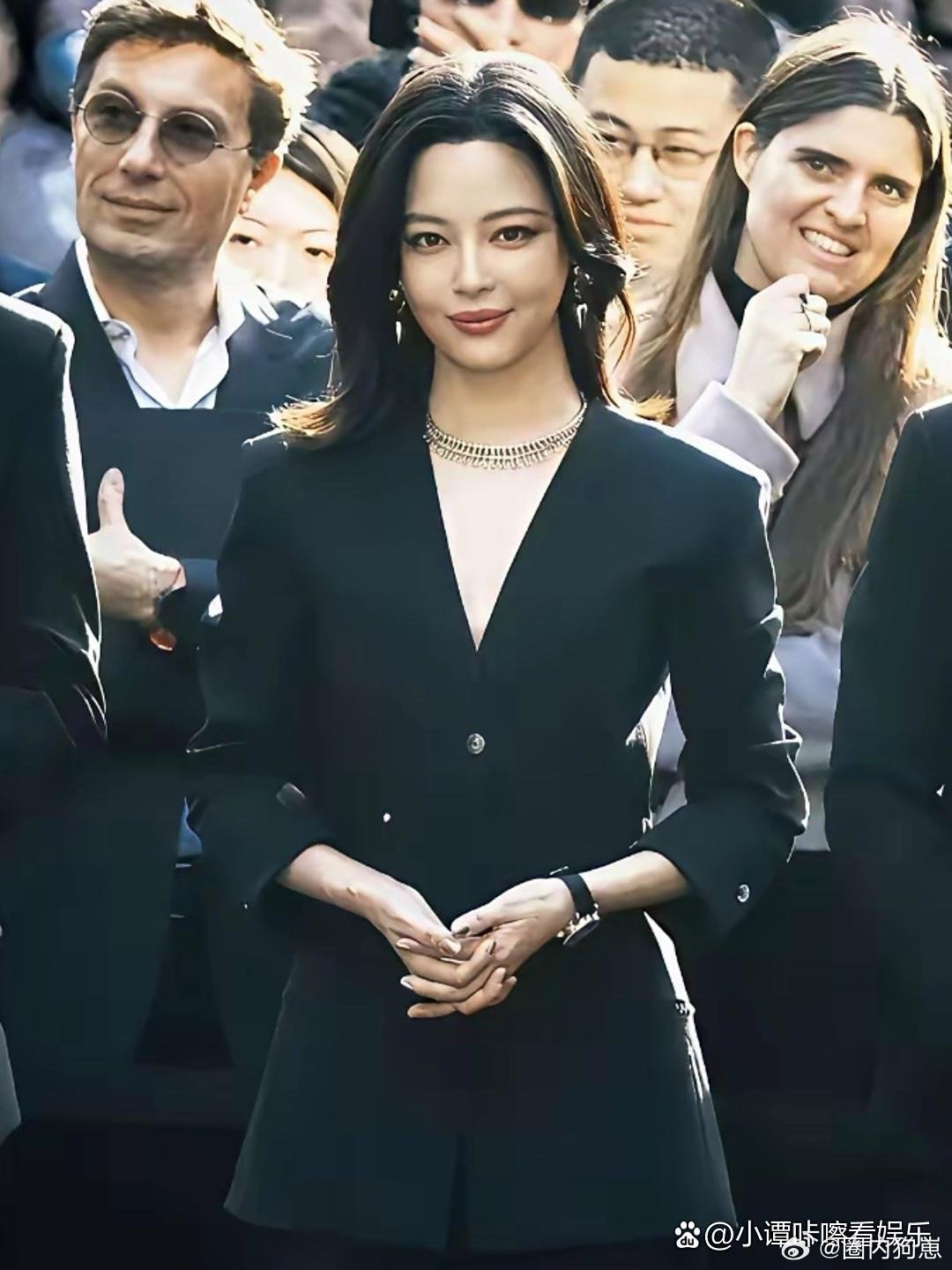 辛芷蕾这张照片气场全开，女王范十足！​​​