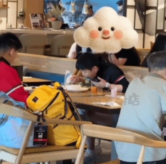 孙颖莎清晨带着三名小队友去餐厅，被球迷一把抓拍，镜头里看不见主管教练，也没陪