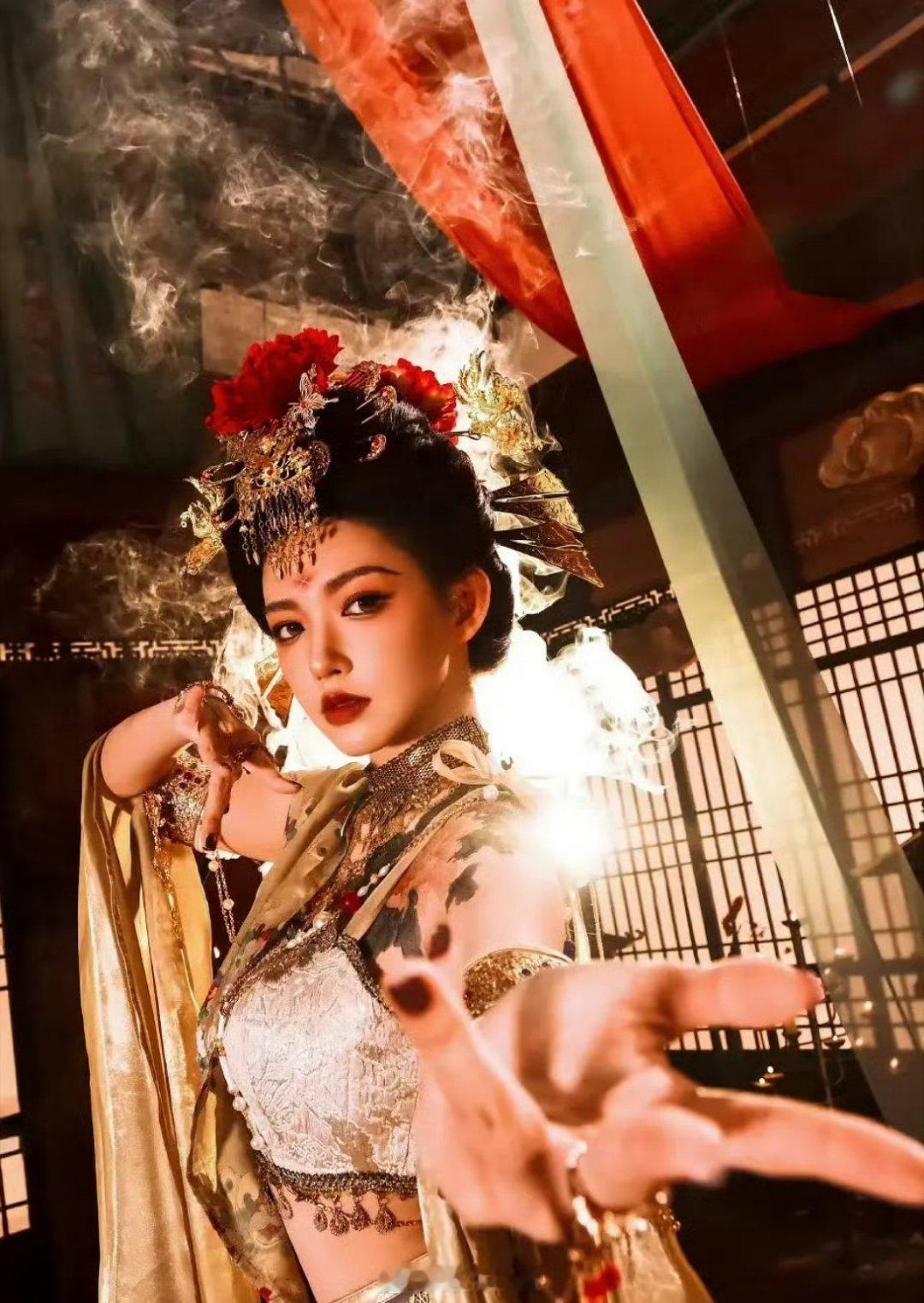 程潇这个异域风情十足的妆造，放在程潇身上还是蛮好看的啊，也是感觉好久没看到程潇在