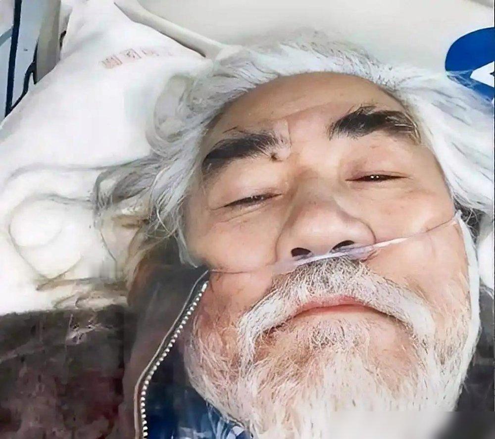 75岁张纪中在直播间被老婆当众宣布要拼第五胎，老头低头搓桌角，一声没吭。44岁的杜星霖情绪高涨，说孩