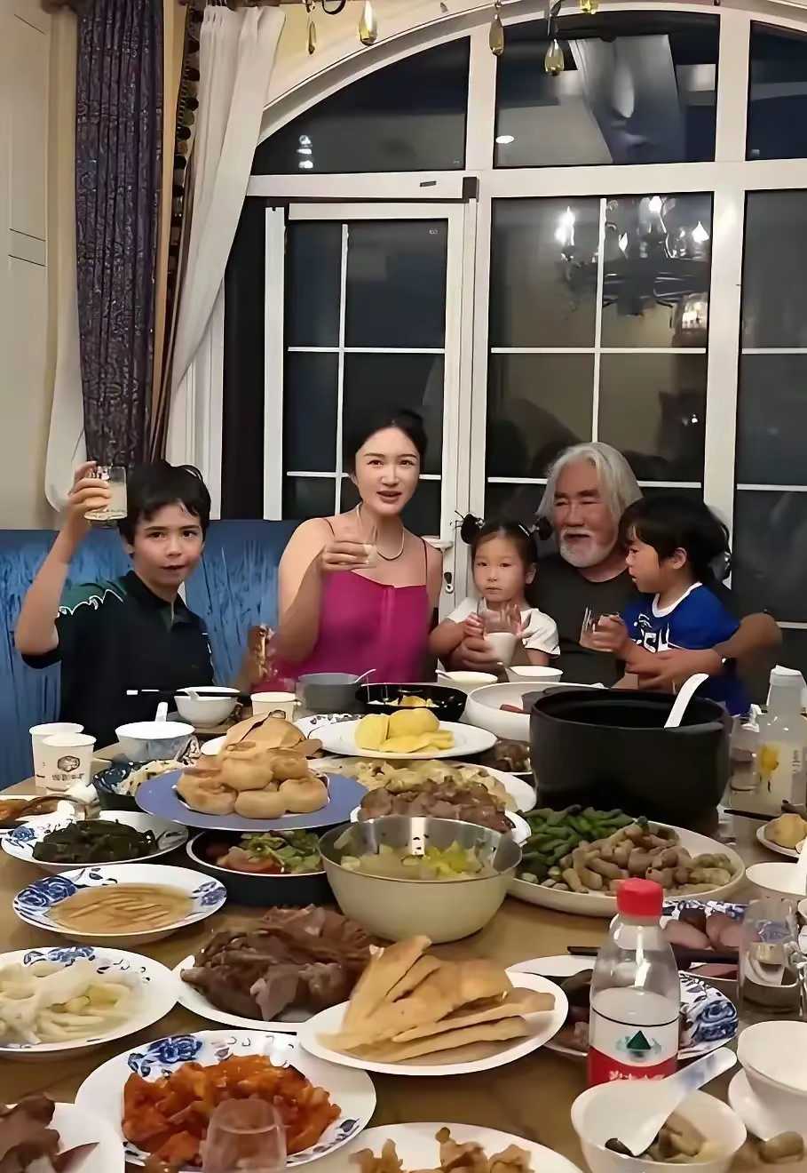 张纪中一顿饭堪比满汉全席，人多就是好