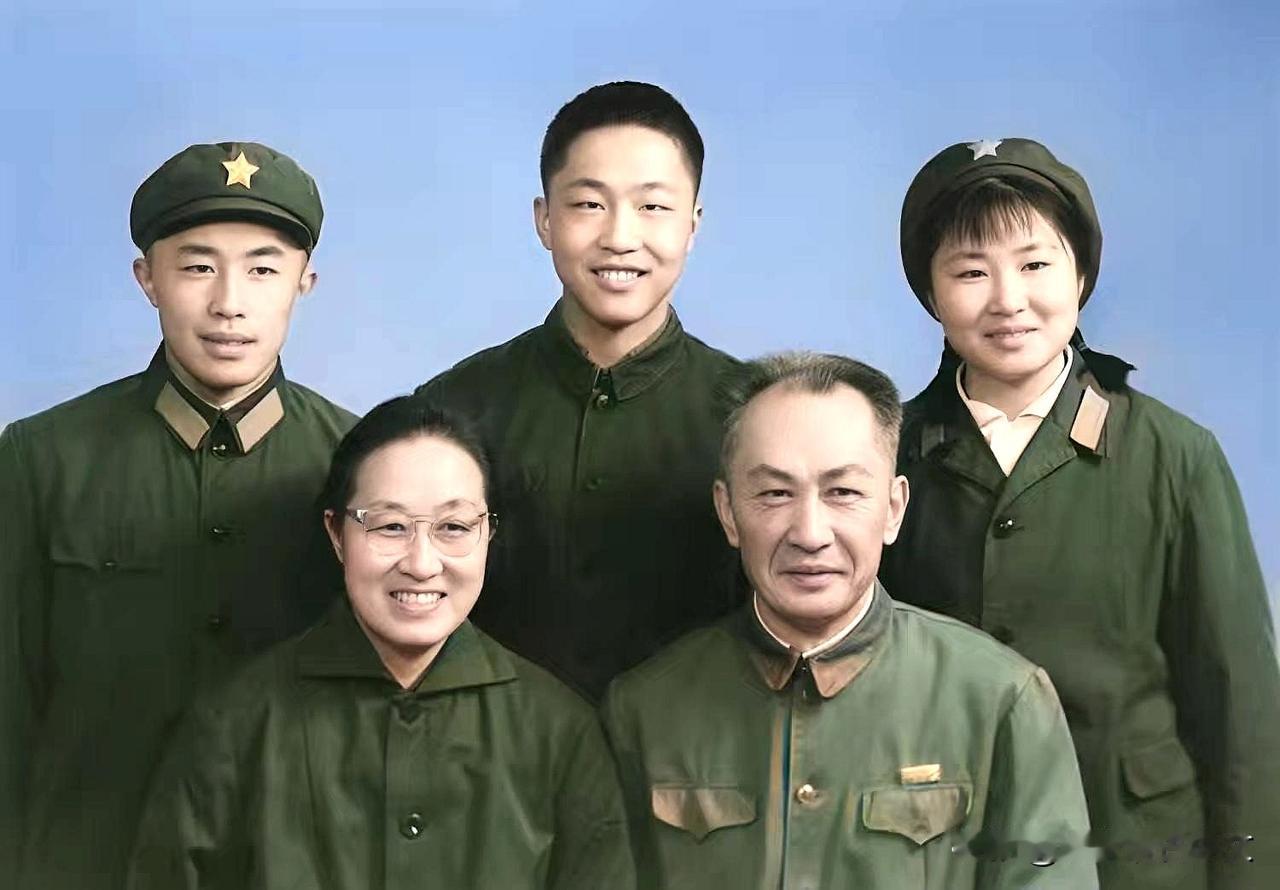 历史时光这是1974年两弹元勋朱光亚与家人拍摄的全家福。前排是朱光亚与夫人许慧