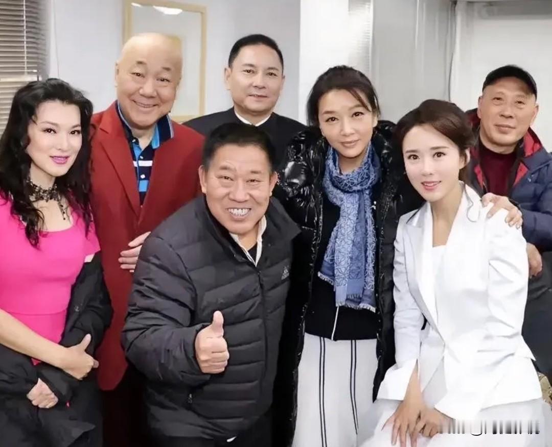 后排就认得出特型演员卢奇。前排竖大拇指的是演员杜旭东，就不知旁边三位美女是谁？个