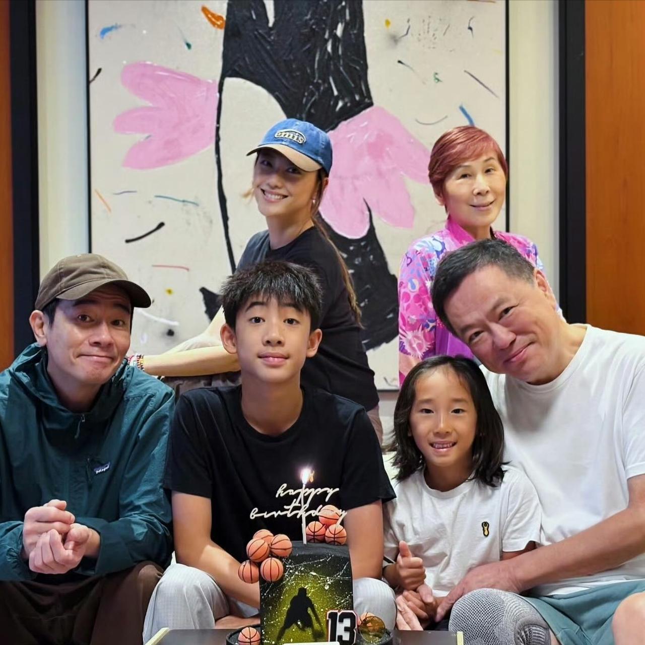 白瞎了应采儿这么好的基因，长相优势竟一点都没遗传给俩儿子！当然陈小春长的并不难看