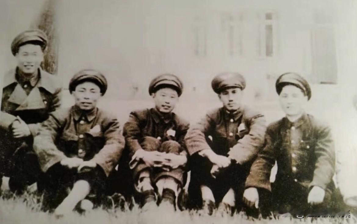 1951年8月22日命令，空军航空兵第19师于1951年10月1日在武汉汉口王