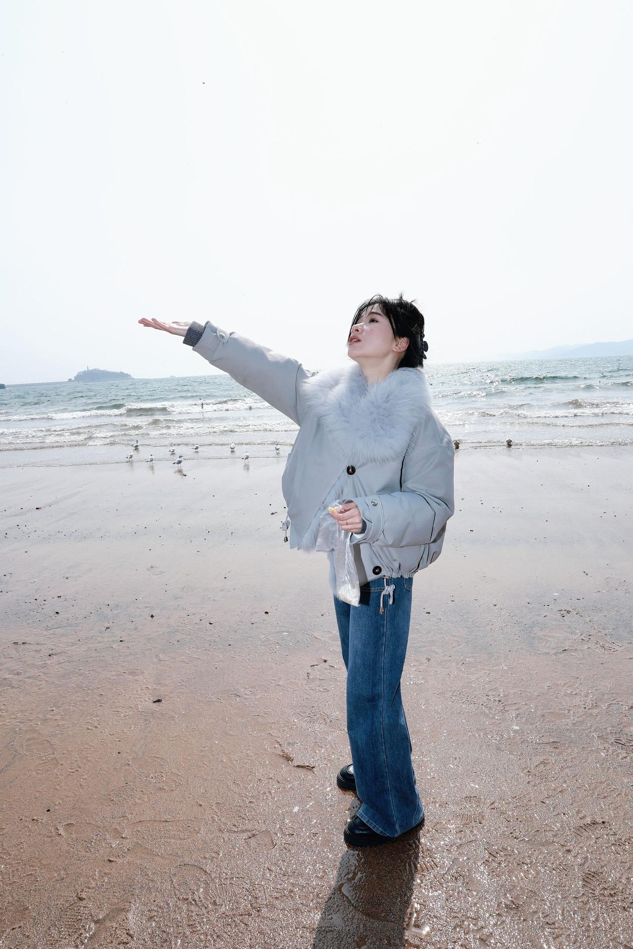 人像摄影约拍跟拍原创原图直出照片站在海边的你海鸥与海边的邂逅栈桥海鸥来和海