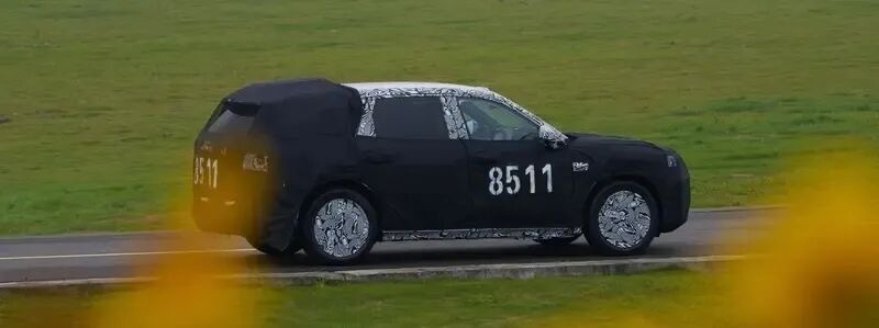 极氪8X路试谍照曝光，新车预计2026年第一季度亮相。现在SUV市场真是热闹！不