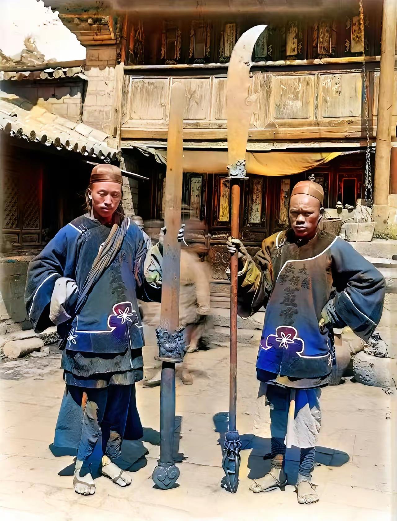 看到这晚清两名“大法总领事差官”的照片，还挺有感触。清末那时候，清政府在甲午战争