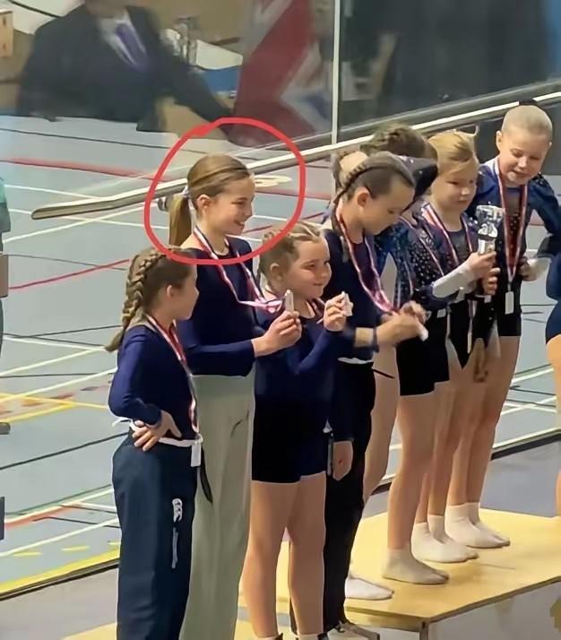 黛安娜王妃的基因在生长发芽，最近夏洛特公主的照片爆出来，10岁的她身材苗条柔和，