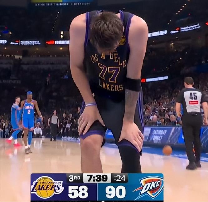 湖人是真没有强度啊！对阵雷霆，东契奇大腿拉伤！里夫斯一直捂着左后腰。季后赛