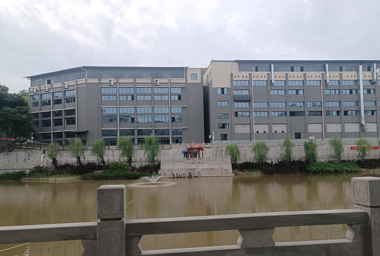 你信不信，老旧小区原拆原建这种好事更适合北上广深这样的大城市，不太适合三四线城市